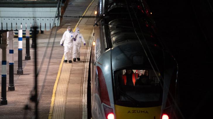 En Angleterre, plusieurs personnes ont été gravement blessées dans une attaque au couteau dans un train le 1er novembre 2025.