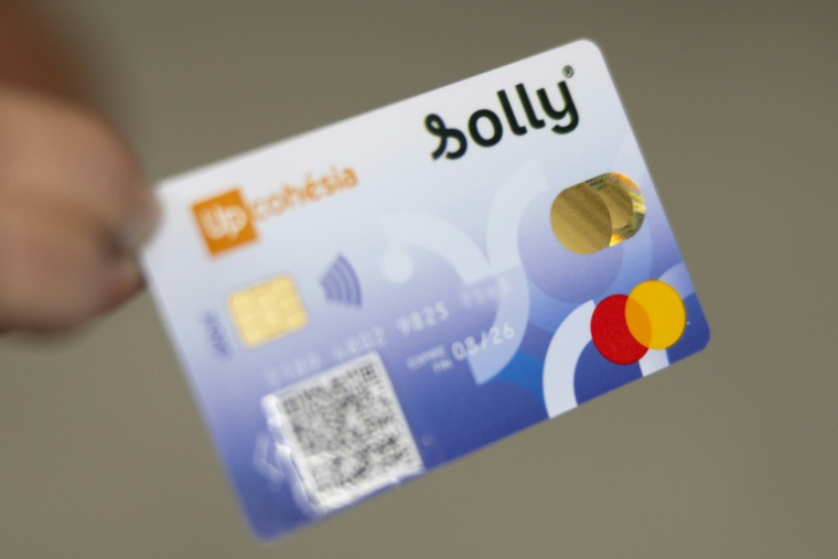 La carte Solly, ici le 21 novembre 2025, une solution de dons dématérialisés aux sans-abris, a été lancée ce week-end à Lille ( AFP / Sameer Al-DOUMY )