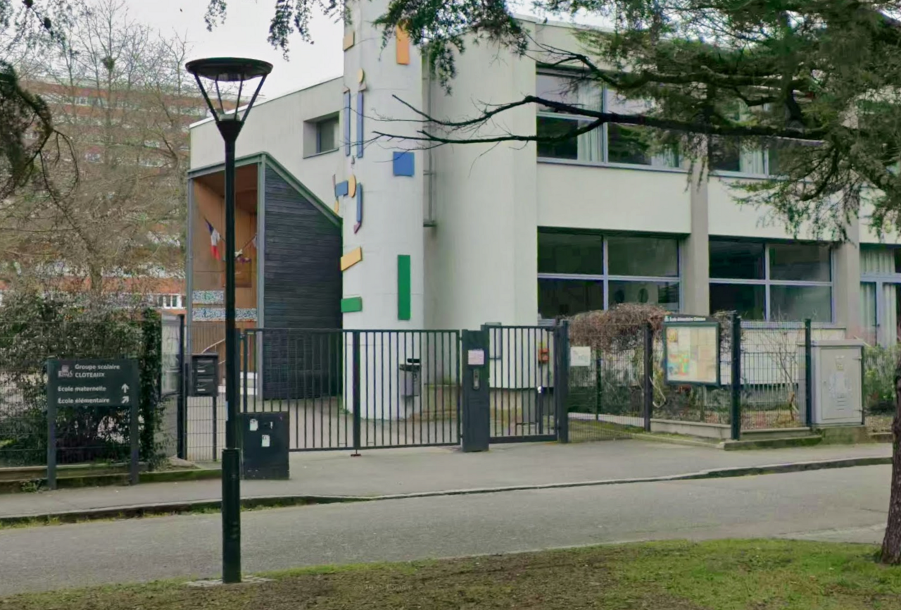 un directeur d'école menacé de mort par une famille qui refuse un enseignant homme pour leur fille