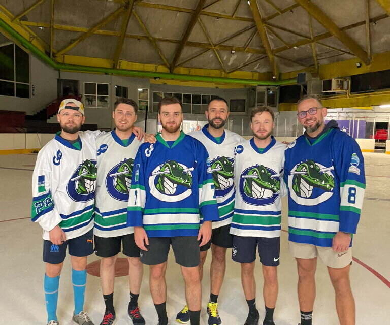 Les Crocodiles de Cléon se réunissent pour s'entraîner le mercredi... sur une patinoire sans glace.