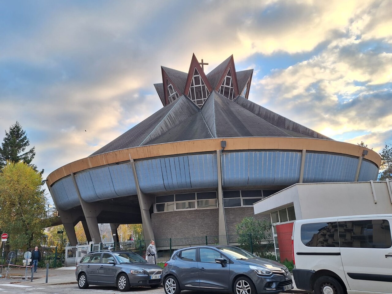 Grenoble. Cette église à l'architecture insolite est en danger : "Ce chantier est urgent"