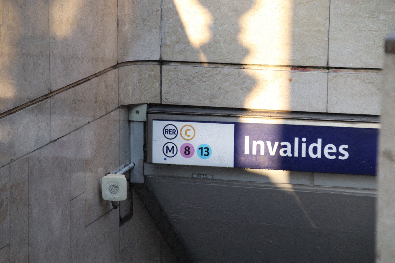 SNCF. Incendie en gare d'Invalides à Paris, la circulation perturbée sur le RER C