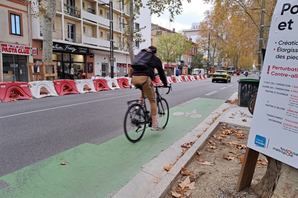 Ce cycliste emprunte l'ancienne voie, plutôt que la nouvelle, déjà aménagée sur un côté de l'avenue.