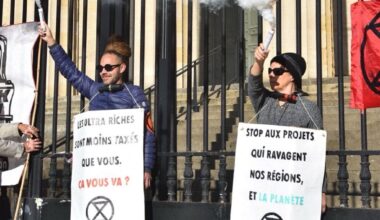 Avec un cadenas autour du cou, deux militants s'enchaînent au palais de justice à Bordeaux