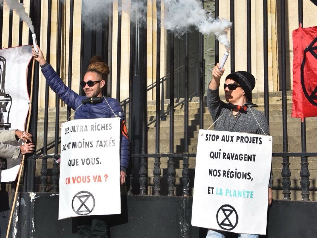Avec un cadenas autour du cou, deux militants s'enchaînent au palais de justice à Bordeaux