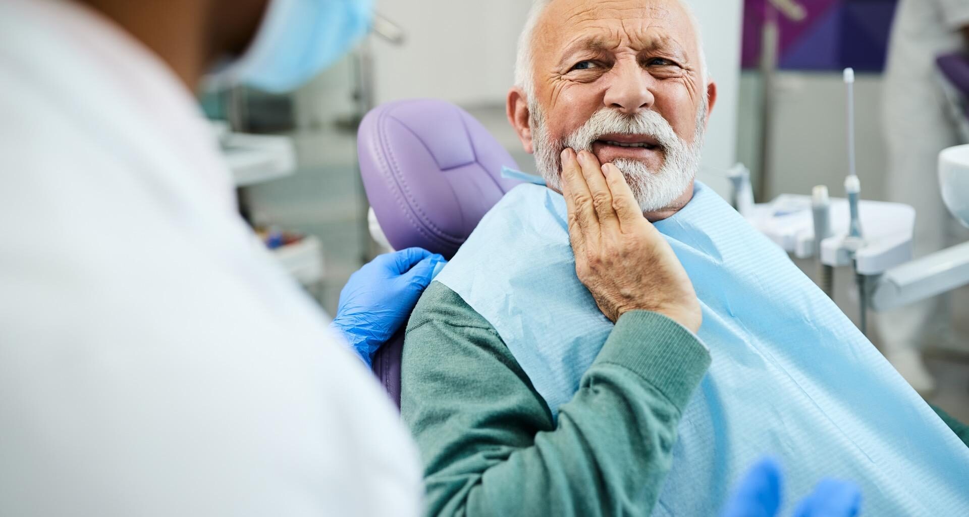 un homme se fait arracher deux dents chez le dentiste, il en ressort avec une hémorragie cérébrale