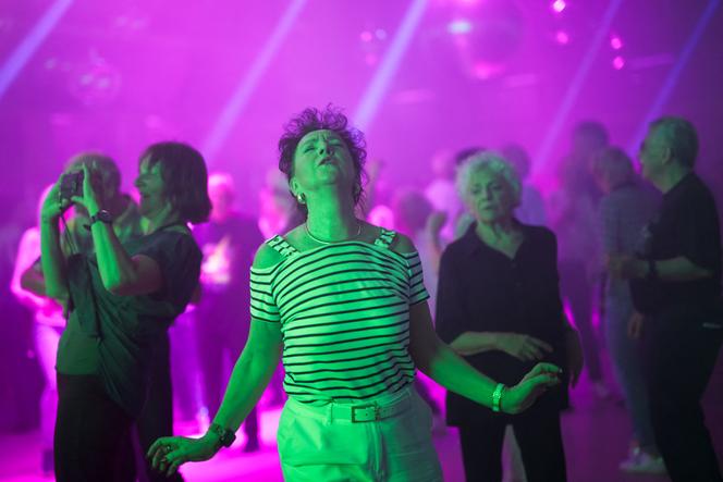 Piste de danse géante installée pour les plus de 60 ans, à Bâle (Suisse), le 3 mai 2025. 