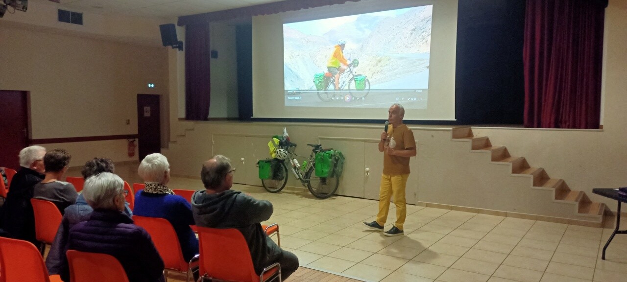 Avec son vélo surnommé Colibri, cet habitant de la Sarthe raconte sa traversée compliquée du Tadjikistan