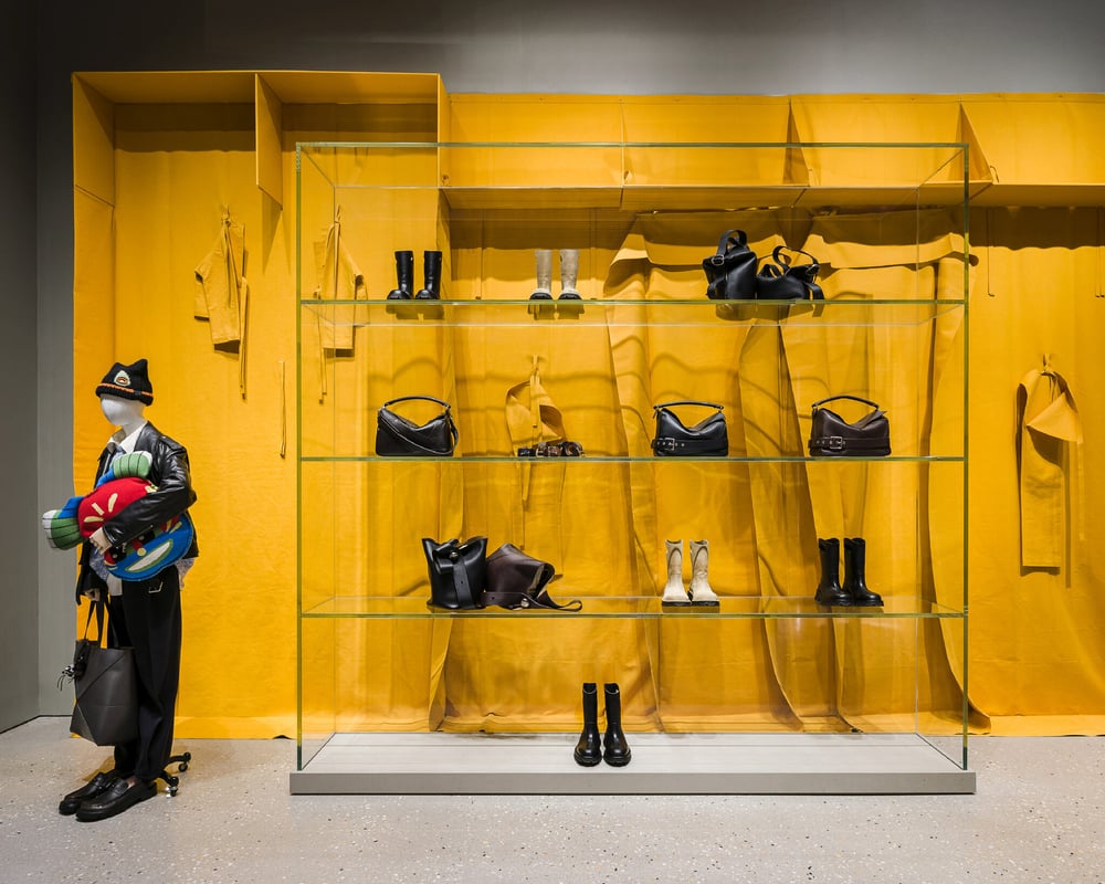 Accessoires exposés à l'intérieur de Casa Loewe Montaigne