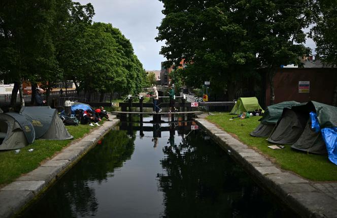Un campement de fortune installé le long des berges du grand canal, à l’ouest de Dublin, le 21 mai 2024.