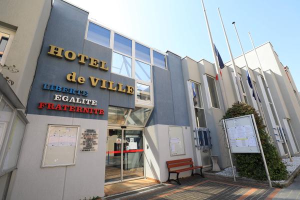 La mairie de Carros, en mars2022. 