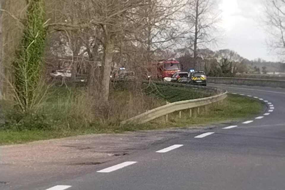 la route départementale 971, sur laquelle s'est produit l'accident ce lundi 17 novembre 2025, est fermée à la circulation.