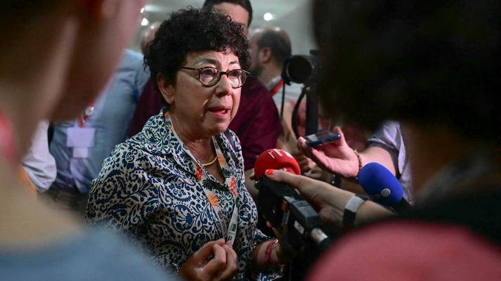 La ministre française de la Transition écologique, Monique Barbut, s’entretient avec des journalistes lors de la COP30, à Belém, au Brésil, le 21 novembre 2025.