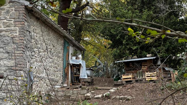 La maison de Nathan Trevallion et Catherine Birmingham, un couple vivant dans une petite maison dans les bois avec leurs trois enfants dans la région des Abruzzes, en Italie, le 21 novembre 2025.