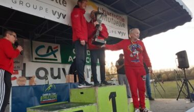 Le speaker Stéphane Capelle interviewant Didier Deneux. (© La Dépêche de Louviers)