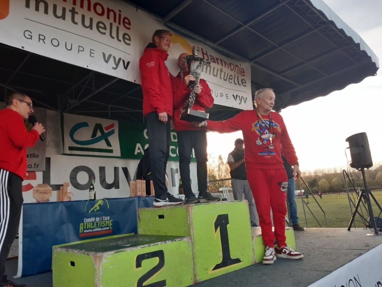 Le speaker Stéphane Capelle interviewant Didier Deneux. (© La Dépêche de Louviers)