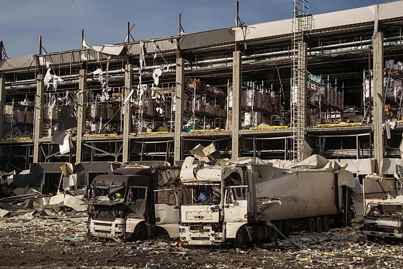 Un centre logistique Novus endommagé par une frappe russe sur Kyiv, en Ukraine, le mardi 25 novembre 2025
