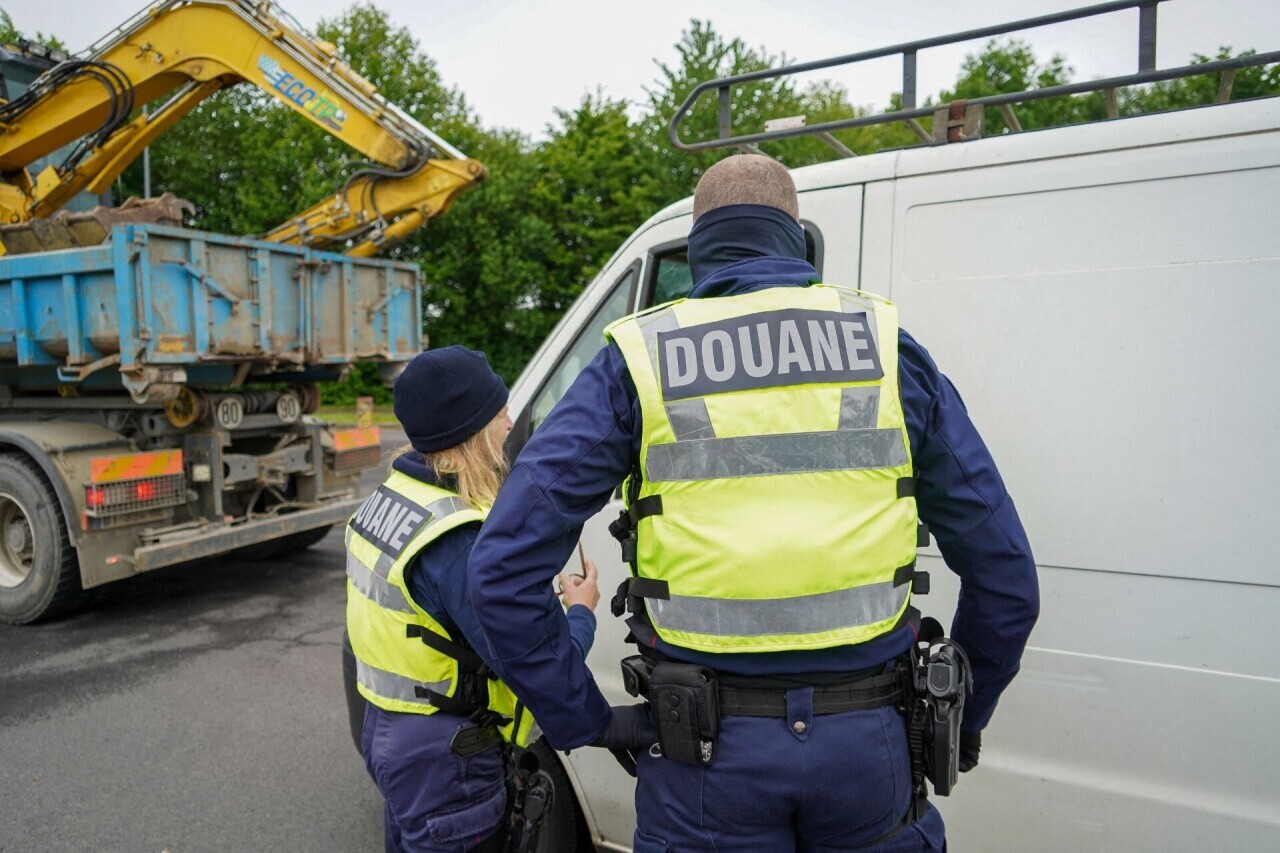 Nice. Les douanes tombent des nues en contrôlant une fourgonnette sur l'A8