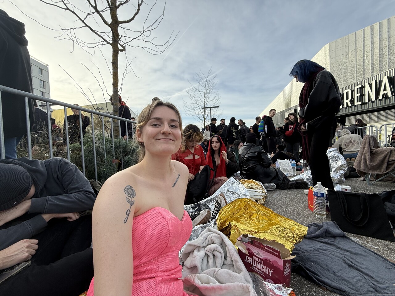 Lyon. Les fans de Lady Gaga campent devant la LDLC Arena depuis 24 heures : "C'est toute ma vie"