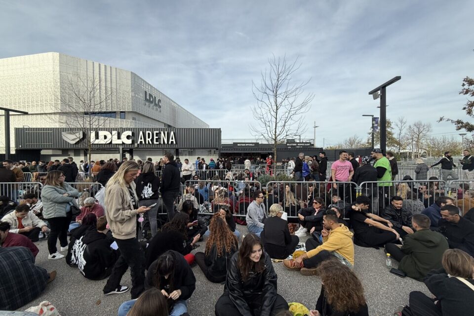 Les fans de Lady Gaga attendent devant la LDLC Arena depuis des heures.