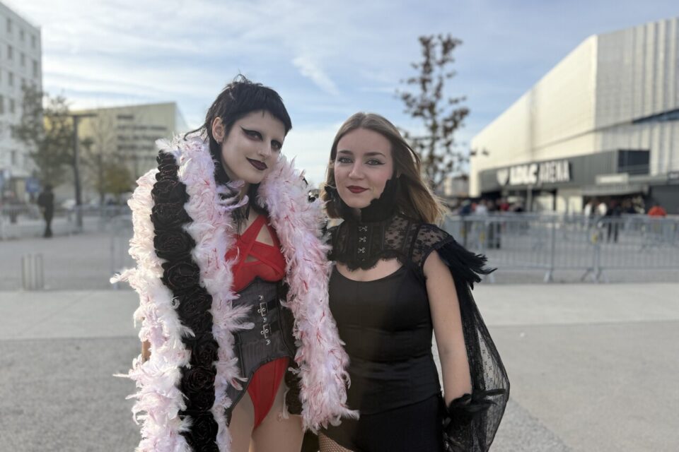 Des fans qui attendent devant la LDLC Arena et qui se sont offertes un pack VIP.
