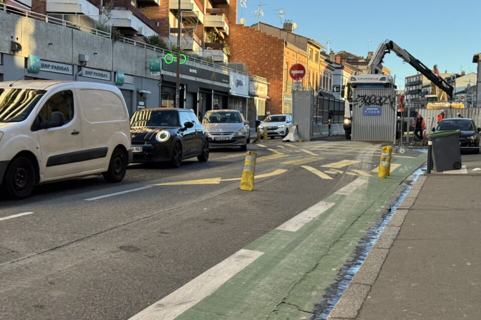 En direction de l'Union, le Faubourg Bonnefoy était coupé à la circulation par des plots et les palissades du chantier du métro. 