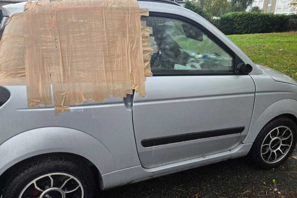 La voiture sans permis de Marc ne fonctionne plus. Du ruban adhésif colmate les brèches.