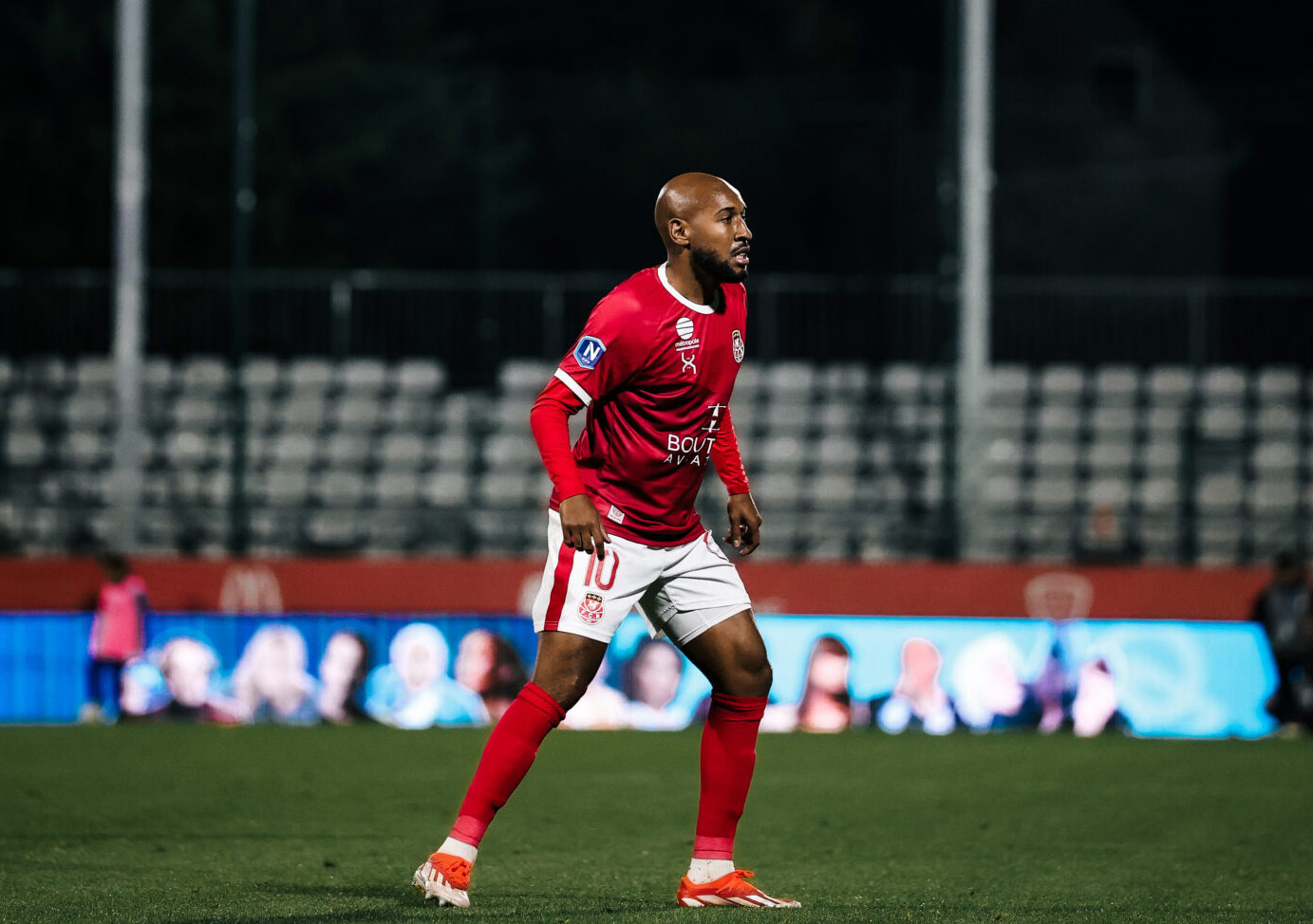 Pas dans le rythme en première période, le FC Rouen a repris la main sur le match, mais cela n’a pas suffit à venir à bout de Concarneau, même si Kenny Rocha Santos a été à deux doigts d’offrir la victoire aux Diables Rouges sur le fil. ©FC Rouen