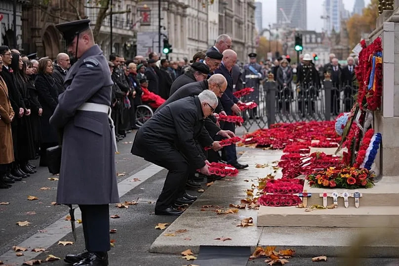 Un contingent dépose des couronnes lors de la cérémonie annuelle du souvenir au cénotaphe le jour de l'Armistice à Londres, le mardi 11 novembre 2025. (AP Photo/Kin Cheung)