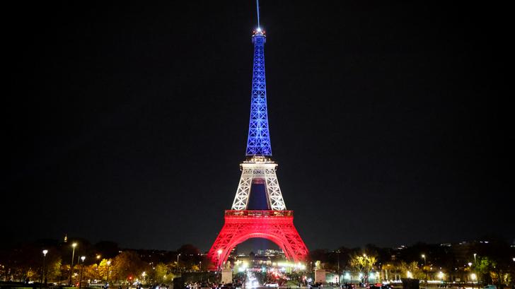 En mémoire du 13-Novembre, plusieurs monuments parisiens dont la Tour Eiffel sont éclairés en bleu, blanc et rouge.