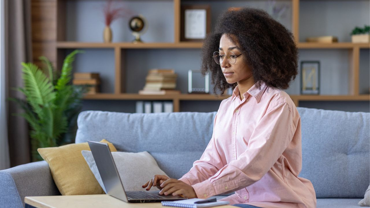 Femme qui utilise un ordinateur