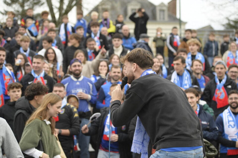 Les supporters donnent de la voix avant le coup d'envoi.