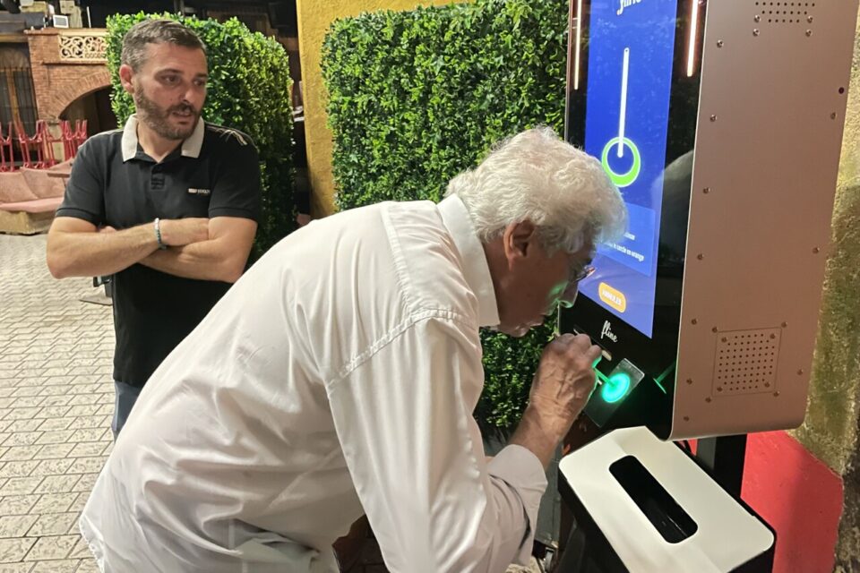 Avec une pipette, vous pouvez souffler pour connaître votre taux d'alcool.