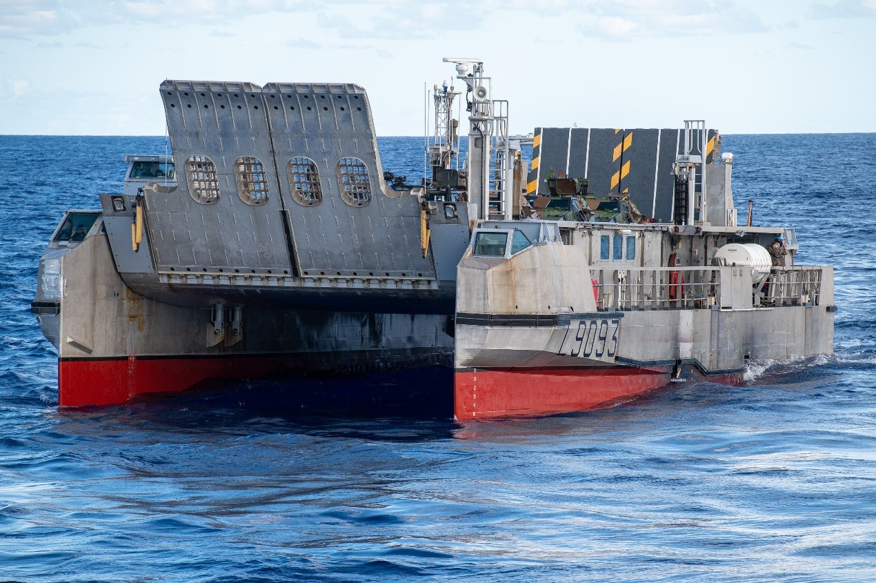 Depuis Toulon, la Flottille amphibie va rejoindre sa ville marraine, Tarascon, par voie fluviale
