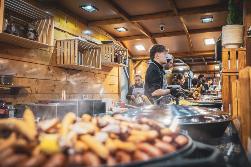 Marché de Noel 2024 chalet de nourriture place Kléber