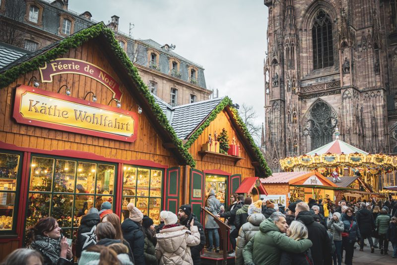 Marché de Noel 2024 carrousel et chalets place de la Cathédrale place du Château