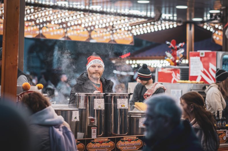 Marché de Noel 2024 chalets et vins chauds Place Broglie