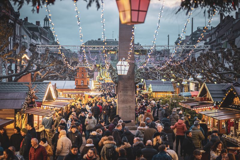 Marché de Noel 2024 chalets Place Broglie foule