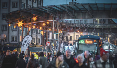 Marché de Noel 2024 décorations Place de l&rsquo;Homme de Fer tram nuit