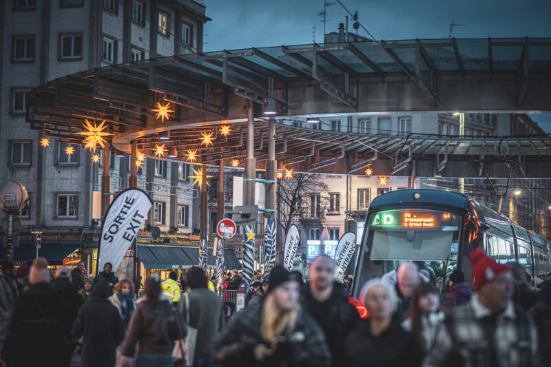 Marché de Noel 2024 décorations Place de l’Homme de Fer tram nuit