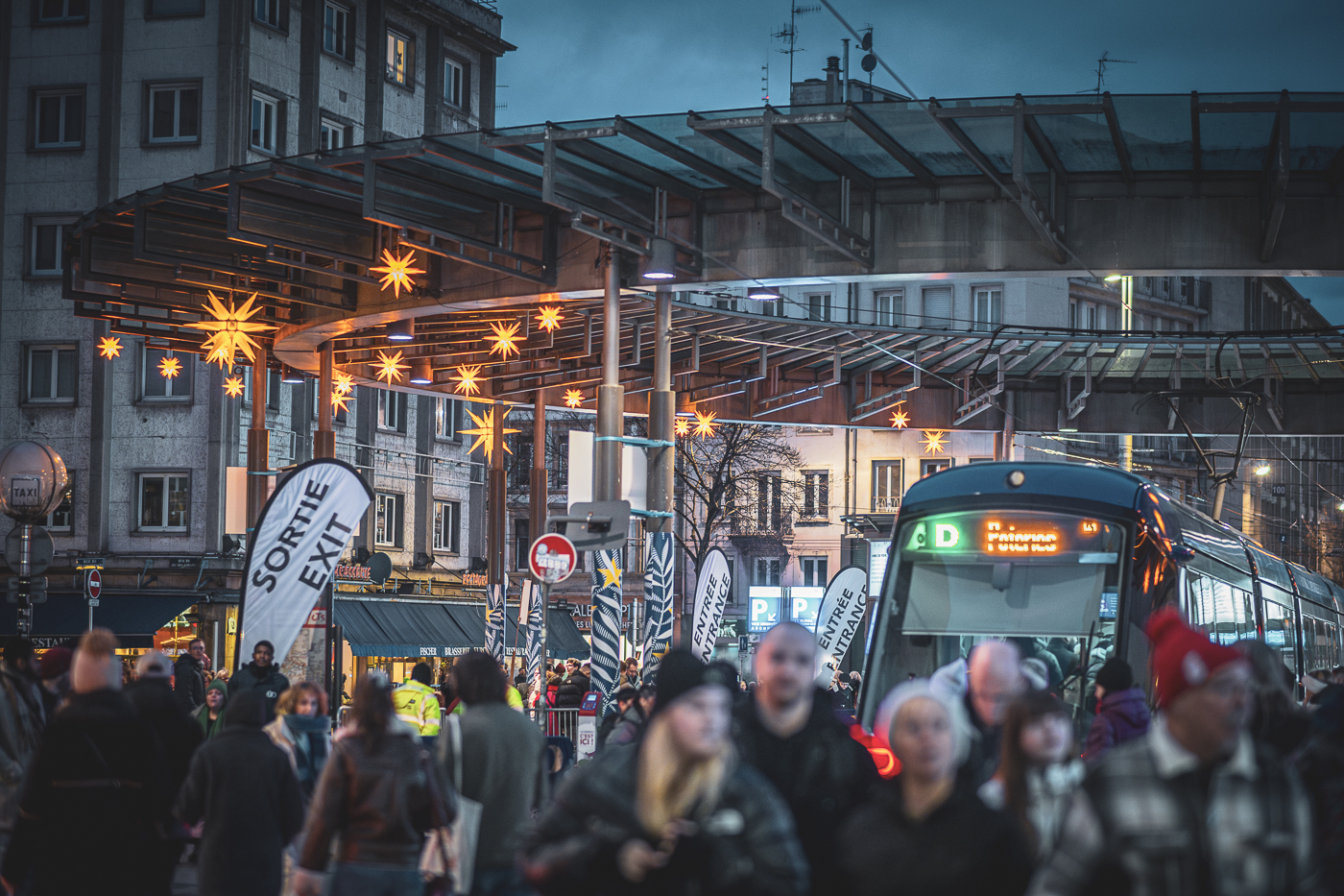 Marché de Noel 2024 décorations Place de l&rsquo;Homme de Fer tram nuit