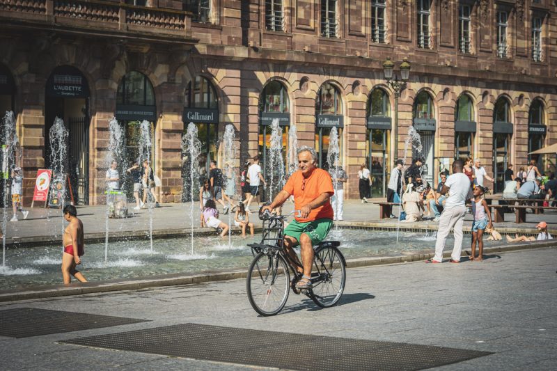 place Kléber, fontaine et homme à vélo en été