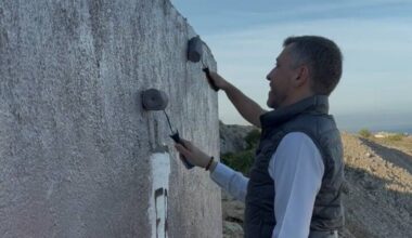 le candidat RN Franck Allisio repeint un drapeau palestinien aux Goudes à Marseille