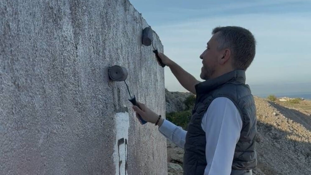 le candidat RN Franck Allisio repeint un drapeau palestinien aux Goudes à Marseille