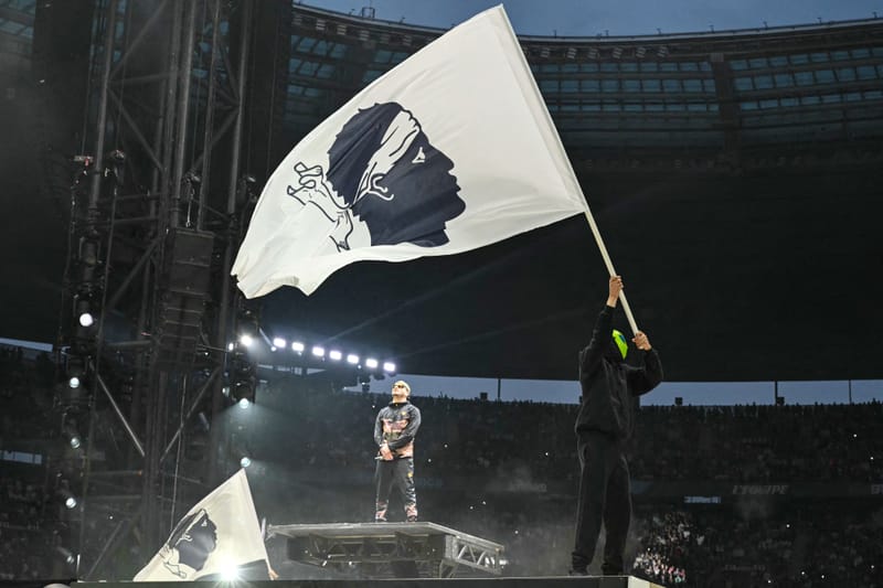 Le rappeur marseillais Jul au Stade de France, devant près de 98 000 spectateurs en mai 2025.