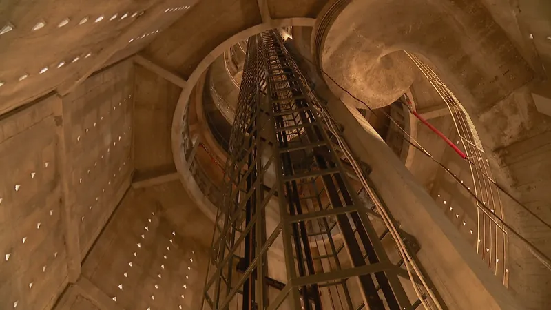 A l'intérieur de la tour Perret, les claustras laissent passer des rayons de lumière.