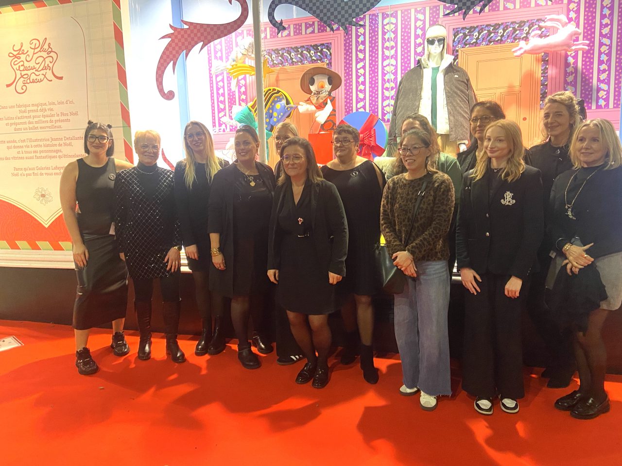 Mercredi 12 novembre, au 2 rue des Jacobins, la directrice des Galerie Lafayette de Beauvais, Séverine Fournier, (ici au centre) pose avec les salariés qui ont pensé, travaillé et réalisé la vitrine de Noël.