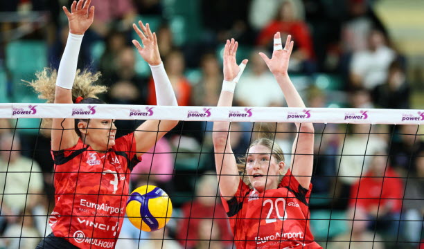 Gamanovich et Strong (de g. à d.) au block. Photo Antonin Utz