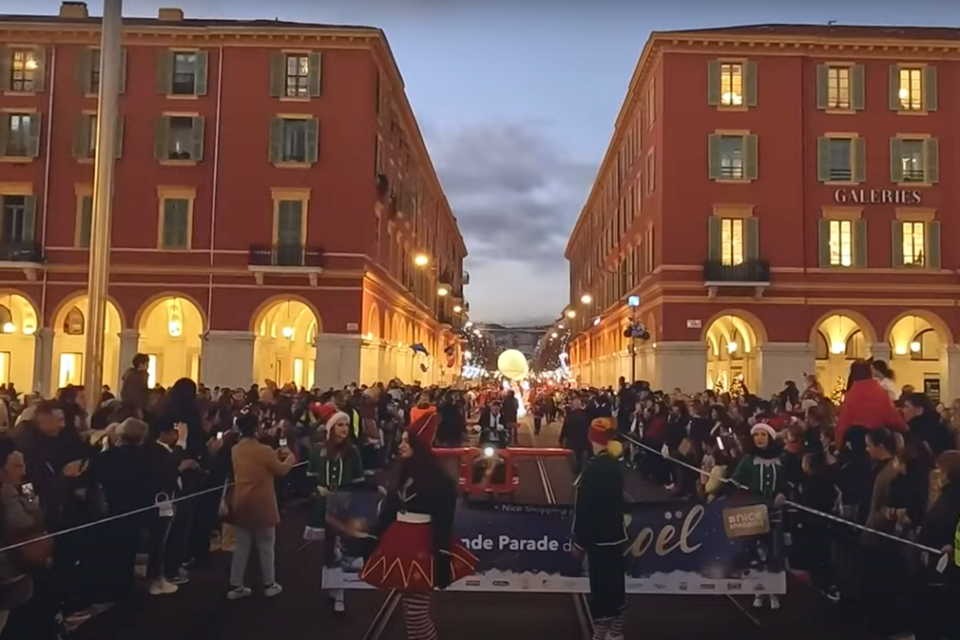La Grande parade de Noel revient à Nice ce samedi 9 décembre 2023 sur l'avenue Jean-Médecin.