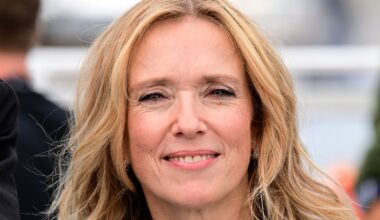 Léa Drucker (53 ans) ne jure que par cette crème vendue en pharmacie pour chouchouter sa peau